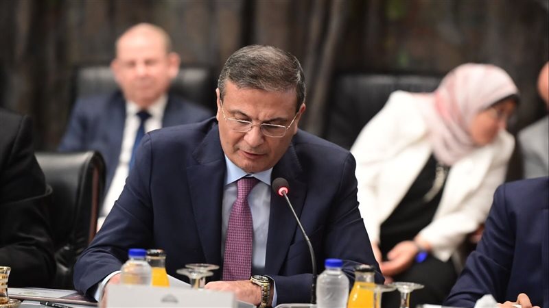 وزير الزراعة يعرض