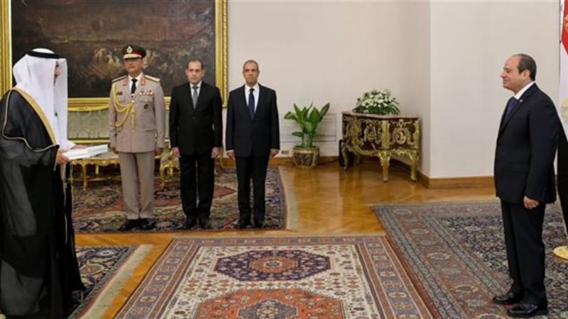 السفير السعودي يسلم