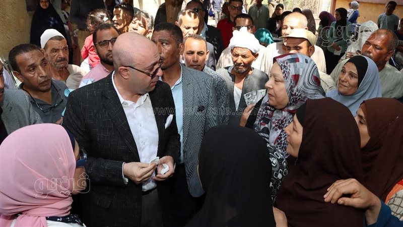محافظ بني سويف يستمع