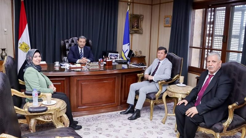 محافظ دمياط مع مدير