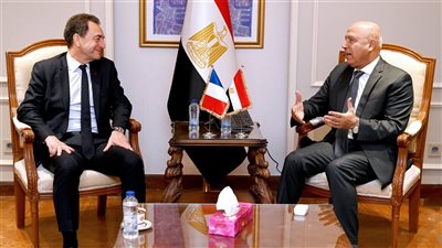 وزير الصناعة والنقل يبحث توطين صناعات السيارات والوحدات المتحركة بالسكك الحديدية