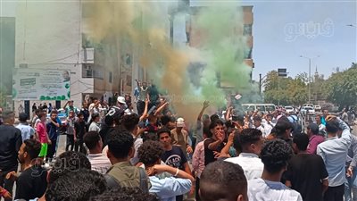 ألعاب نارية ورقص في ميدان صلاح الدين بالأقصر احتفالا بانتهاء امتحانات علمي علوم وأدبي (فيديو وصور) 