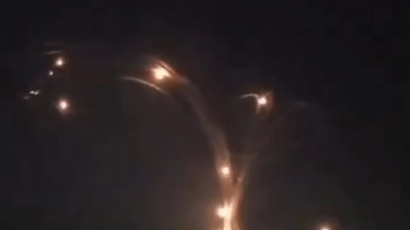 إطلاق 20 صاروخا من