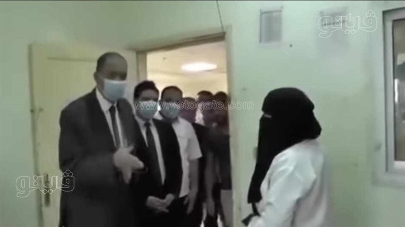 محافظ سوهاج و طبيبة