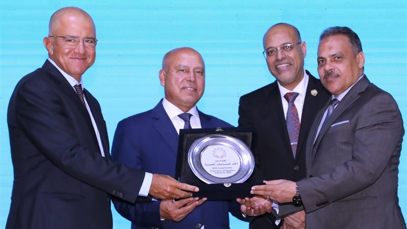 محافظ الشرقية والفريق