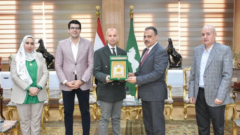 محافظ الشرقية يكرم