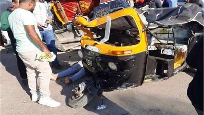تصادم توك توك بسيارة
