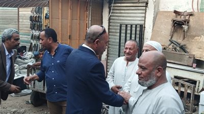 رئيس الوزراء يكلف وزير العمل بالتوجه إلى موقع حريق حارة اليهود (صور)