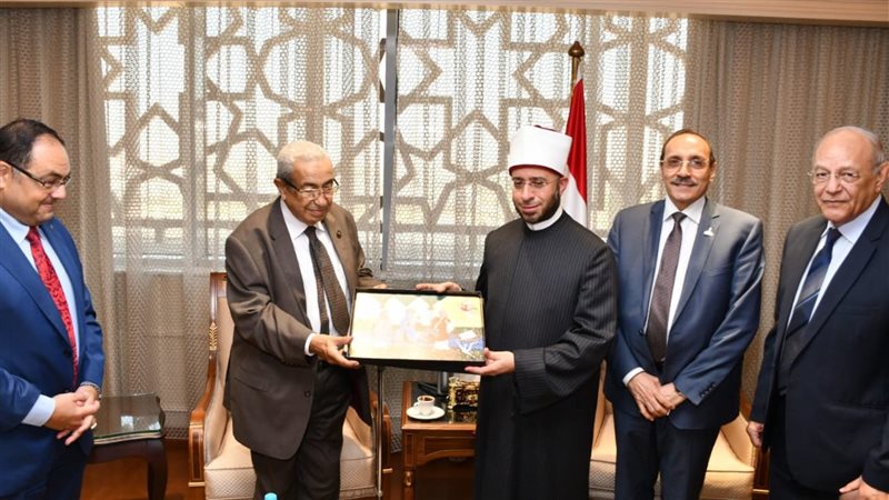 وزير الأوقاف يستقبل