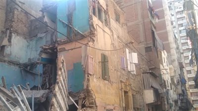 أحدهم مأهول بالسكان، انهيار أجزاء من 3 عقارات بمحرم بك في الإسكندرية