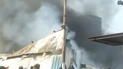 الحماية المدنية تكثف جهودها لإخماد حريق معرض ملابس في بنها (فيديو)