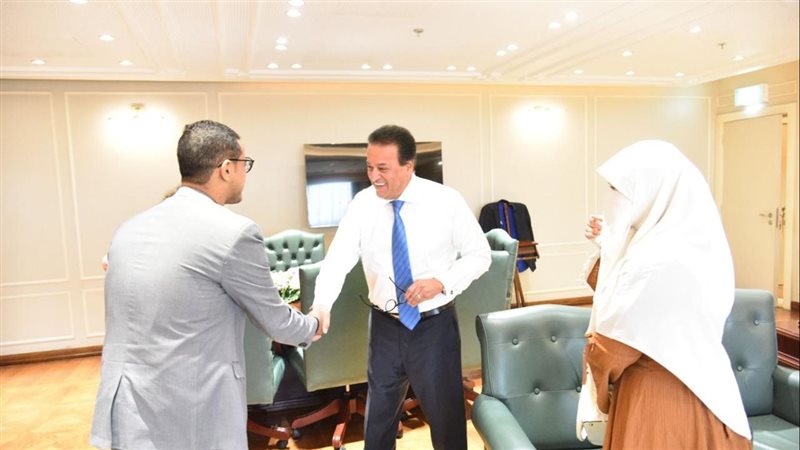 وزير الصحة يلتقي