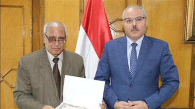 مندور يكرم نائب رئيس جامعة قناة السويس الأسبق