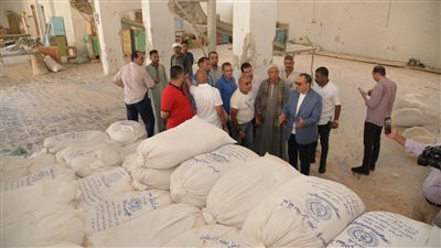 محافظ أسيوط يفاجئ العاملين بمطاحن مصر الوسطى للتأكد من سلامة القمح المورد (صور)