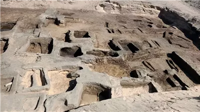 الكشف عن 63 مقبرة ودفنة من العصر المتأخر بجبانة تل الدير في دمياط الجديدة