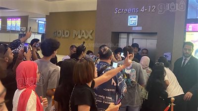 الجمهور يحاصر علي ربيع في العرض الخاص لفيلم إكس مراتي (فيديو)