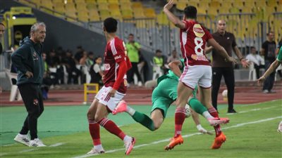 ماذا يحتاج الأهلي للفوز بالدوري بعد تعادل بيراميدز مع فاركو؟