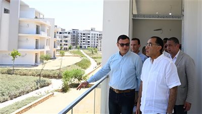 رئيس الوزراء يتفقد الوحدات الجاهزة للتسليم بمشروع مزارين في العلمين الجديدة