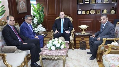 نقيب البيطريين يبحث تنمية الثروة الحيوانية والداجنة مع محافظ بني سويف