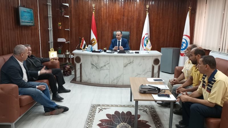 جميعة يجتمع بمديري