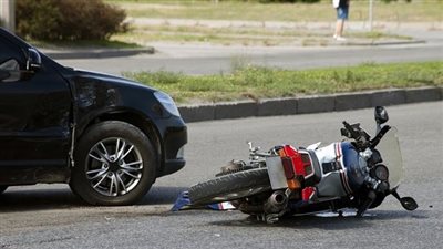 خلاف بين قائد دراجة بخارية وسيارة على أولوية المرور ينتهي بكارثة