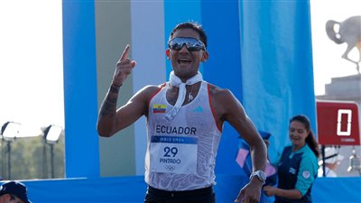باريس 2024، الإكوادوري بريان يحتفل بذهبية 20 كلم مشي على طريقة كريستيانو (فيديو)
