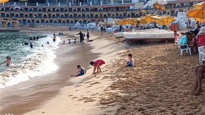 المصطافون يتحدون تحذيرات الأرصاد من ارتفاع الأمواج بشواطئ القطاع الغربي بالإسكندرية 