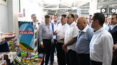 رئيس الوزراء يتفقد مصنع الشركة المصرية الأفريقية للأسفنج والبلاستيك 