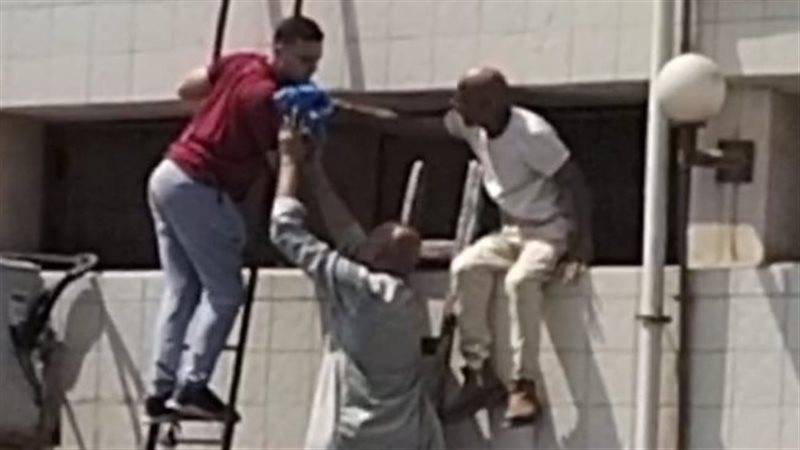 لحظة إنزال أطفال