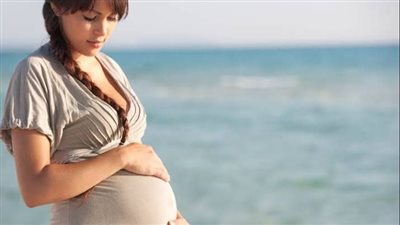 هل مسموح نزول الحامل البحر في المصيف؟ طبيب نساء يجيب 