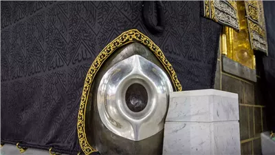 هل الحجر الأسود كان أبيض وسودته ذنوب البشر؟