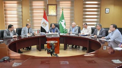 محافظ الشرقية يجتمع والرئيس التنفيذي لجهاز تنظيم إدارة المخلفات بوزارة البيئة 