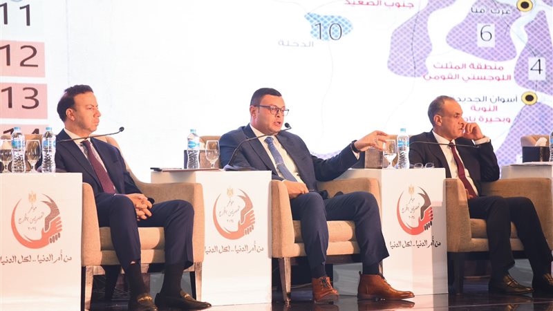 وزير الإسكان في جلسة