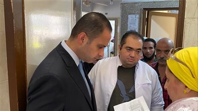 نائب وزير الصحة يتفقد مركز طبي التجمع الخامس ويوصي بصرف مكافأة لـ «مثقفة صحية»