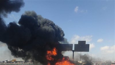 الصور الأولى لاحتراق سيارة مواد بترولية بالإسكندرية 