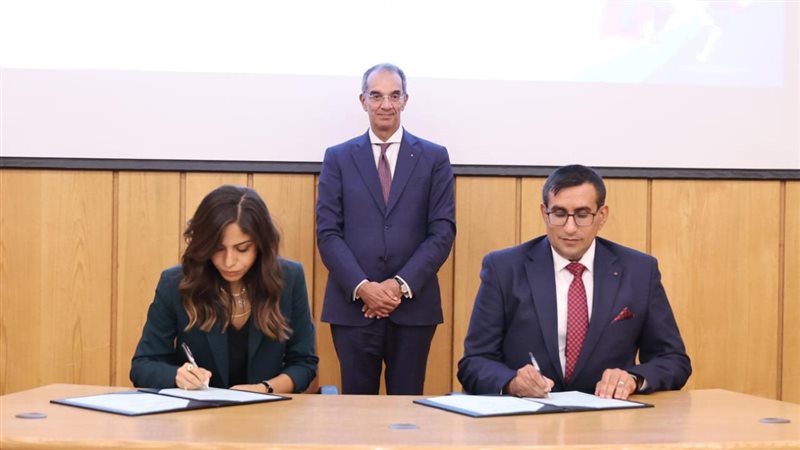 وزير الاتصالات يشهد