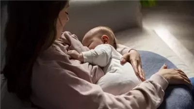 في الأسبوع العالمي للرضاعة الطبيعية، اعرفي مخاطر تسخين ببرونة الحليب في الميكروويف 