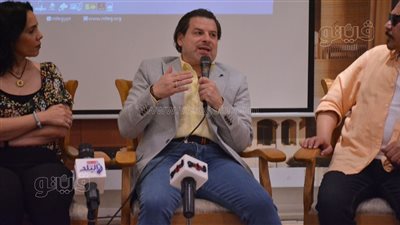 عاطف عوض: عادل إمام مدرسة في المسرح، وتعلمت الانضباط من والدي (فيديو)