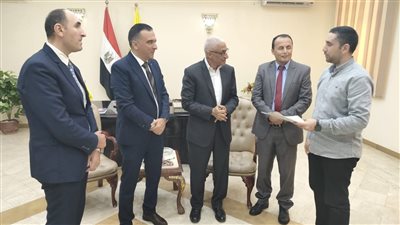 محافظ شمال سيناء يسلم شيك إقراض مباشر لتمويل مشروع تجاري 