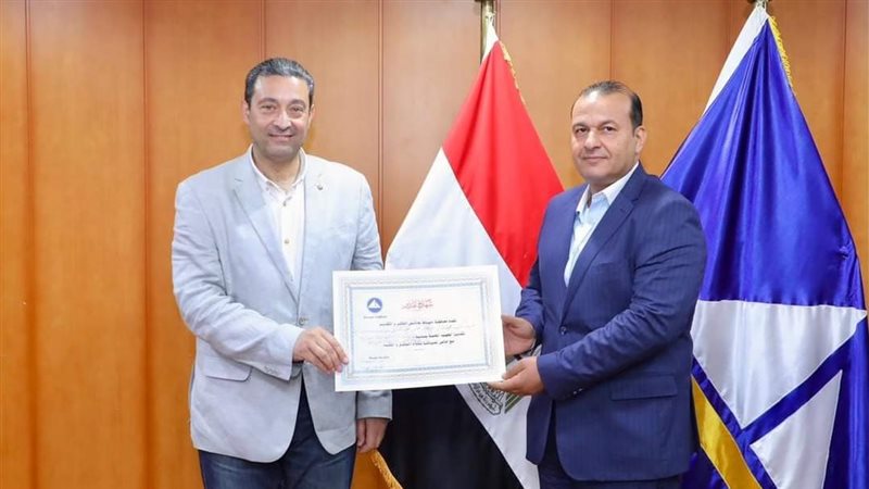 محافظ دمياط يكرم