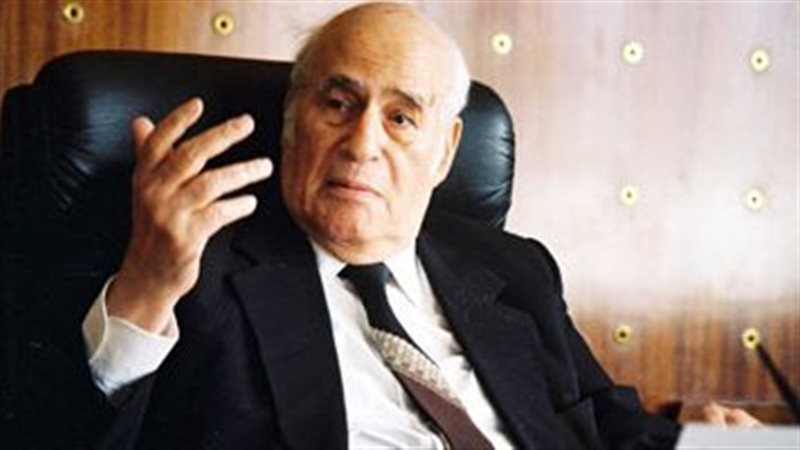 الكاتب الصحفي مصطفى