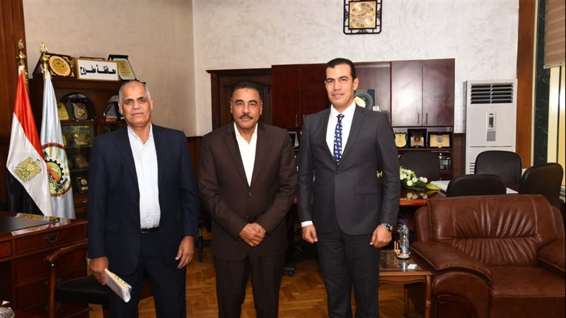محافظ مطروح مع مدير