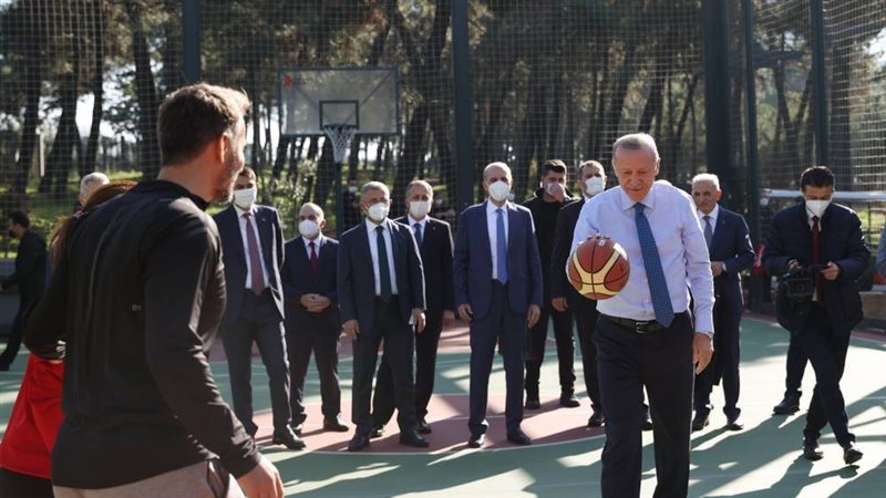أردوغان يلعب كرة