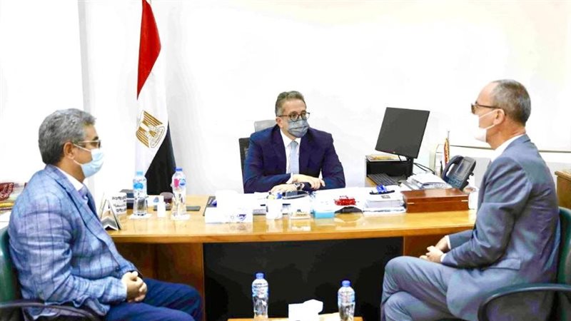وزير السياحة والآثار