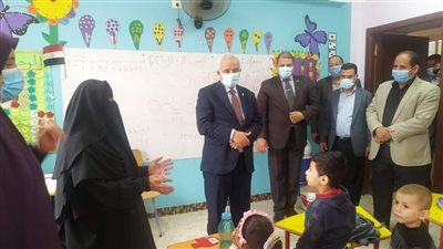 نائب وزير التعليم يتفقد مشروع توسعة مدرسة ضمن 