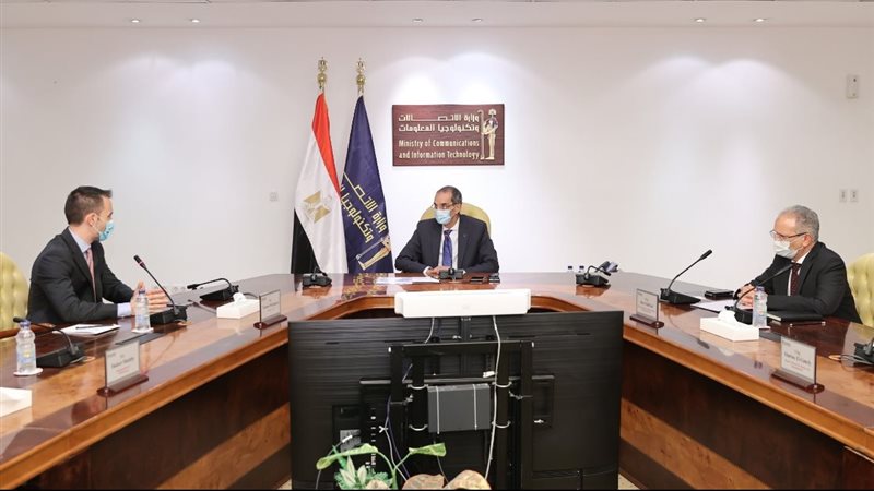 وزير الاتصالات خلال