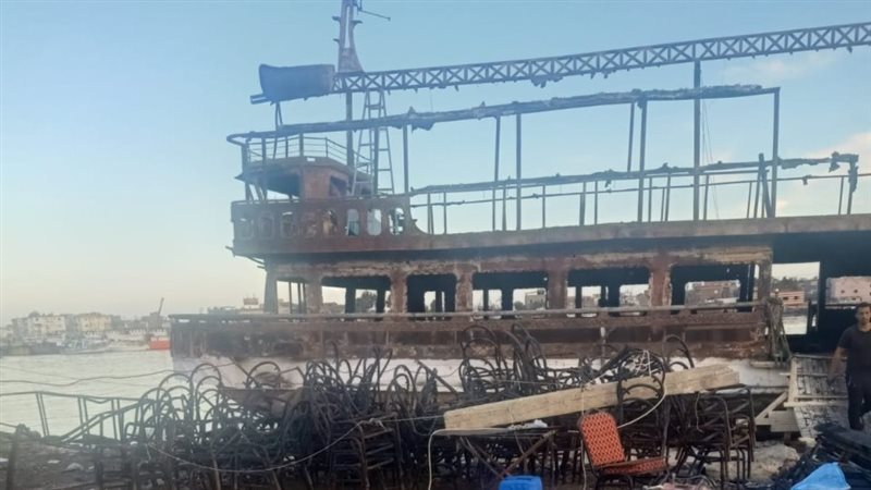 حريق مركب ومرسي راس