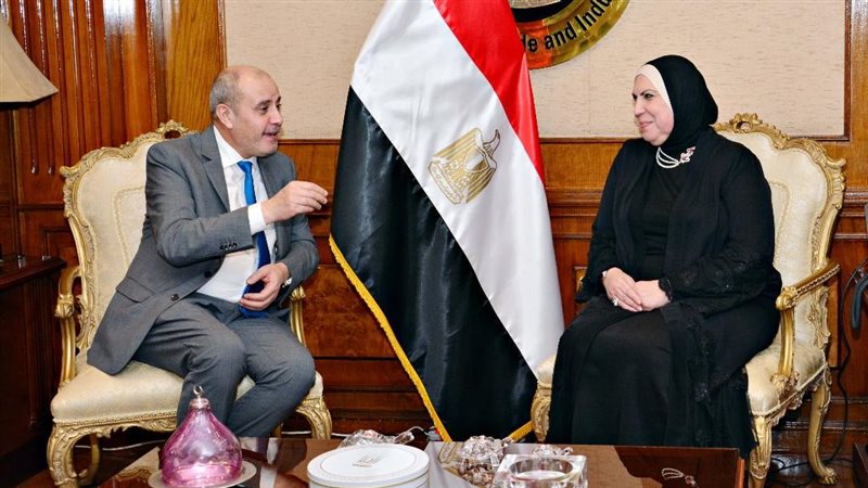  نيفين جامع ووزير
