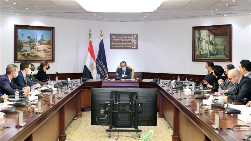 وزير الاتصالات خلال