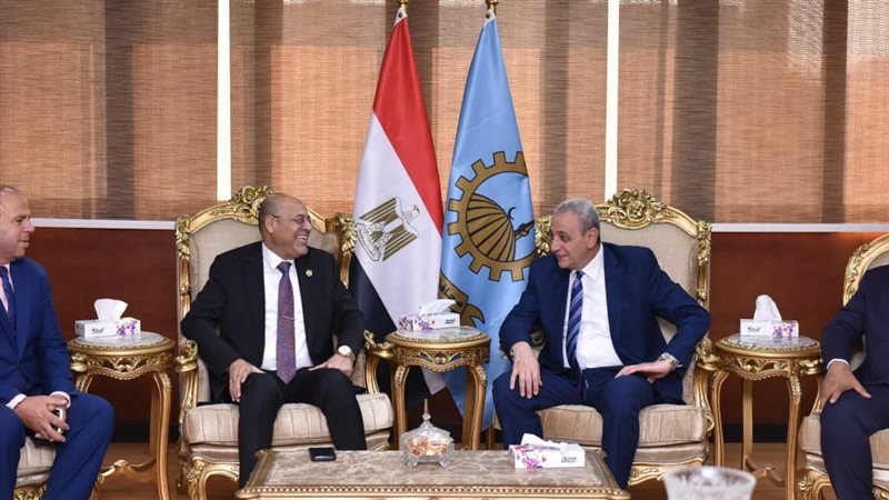 محافظ الغربية ووزير
